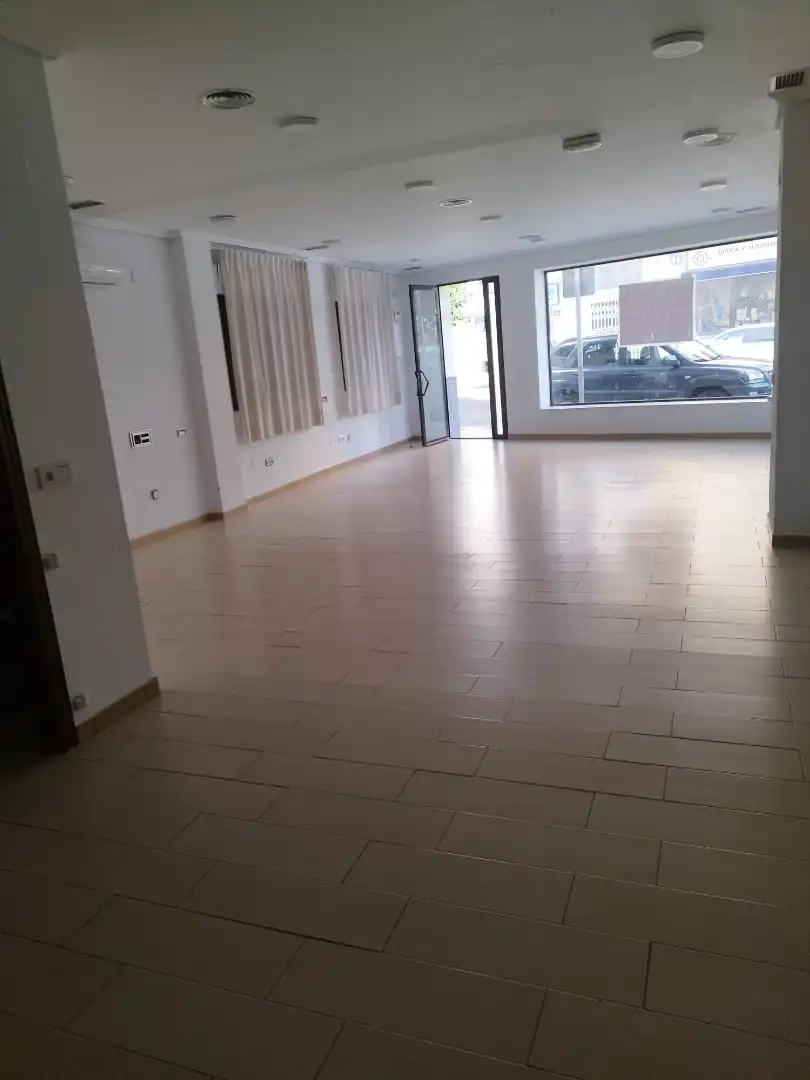 Local comercial en alquiler en Calle Santa Marta, imagen 4