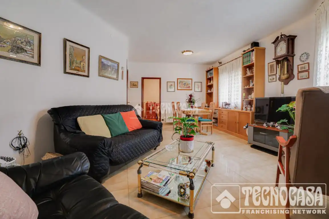 Sala de estar de Casa adosada en venta en Santa Coloma de Gramenet con Aire acondicionado, Calefacción y Parquet