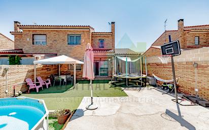 Jardí de Casa adosada en venda en Cedillo del Condado amb Terrassa i Piscina