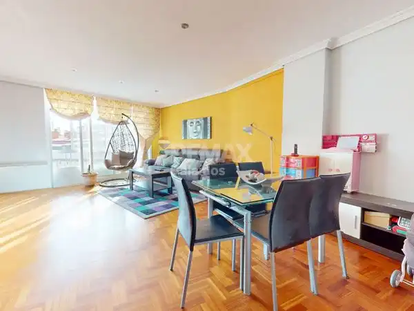 Sala d'estar de Dúplex en venda en Vigo  amb Calefacció i Traster