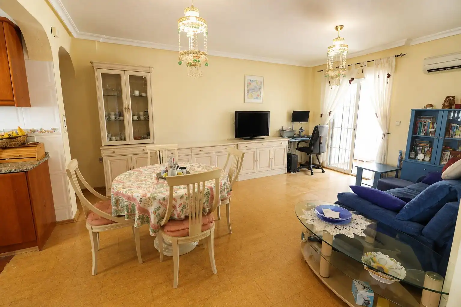 Sala d'estar de Casa o xalet en venda en Orihuela amb Aire condicionat, Jardí privat i Piscina
