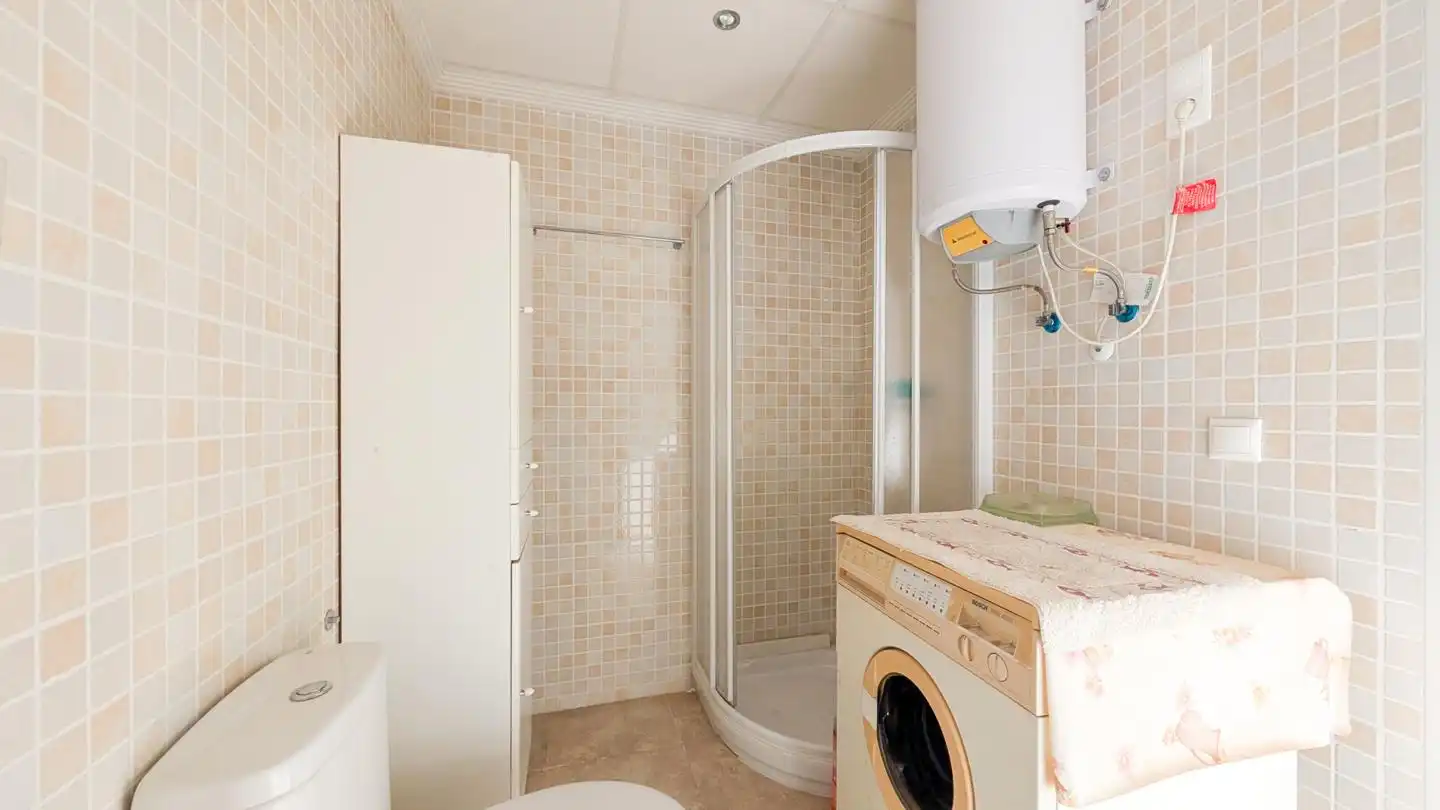 Badezimmer von Wohnung zum Verkauf in Santa Pola mit Klimaanlage, Terrasse und Schwimmbad
