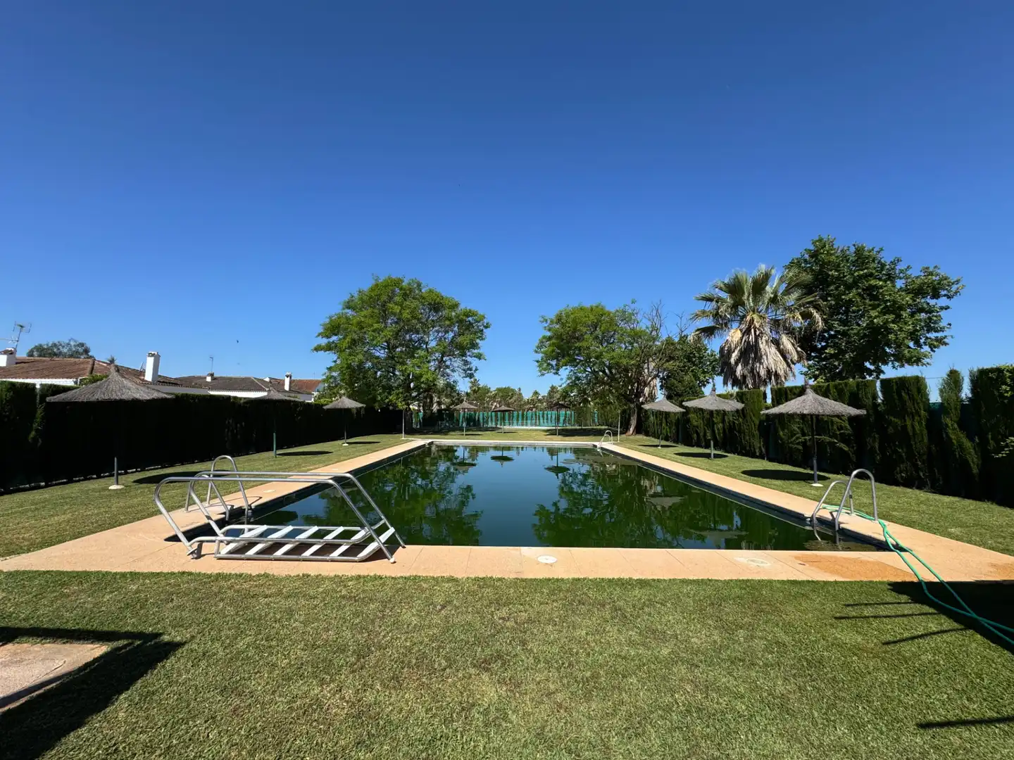 Piscina de Casa o chalet de alquiler en Espartinas con Aire acondicionado, Calefacción y Jardín privado
