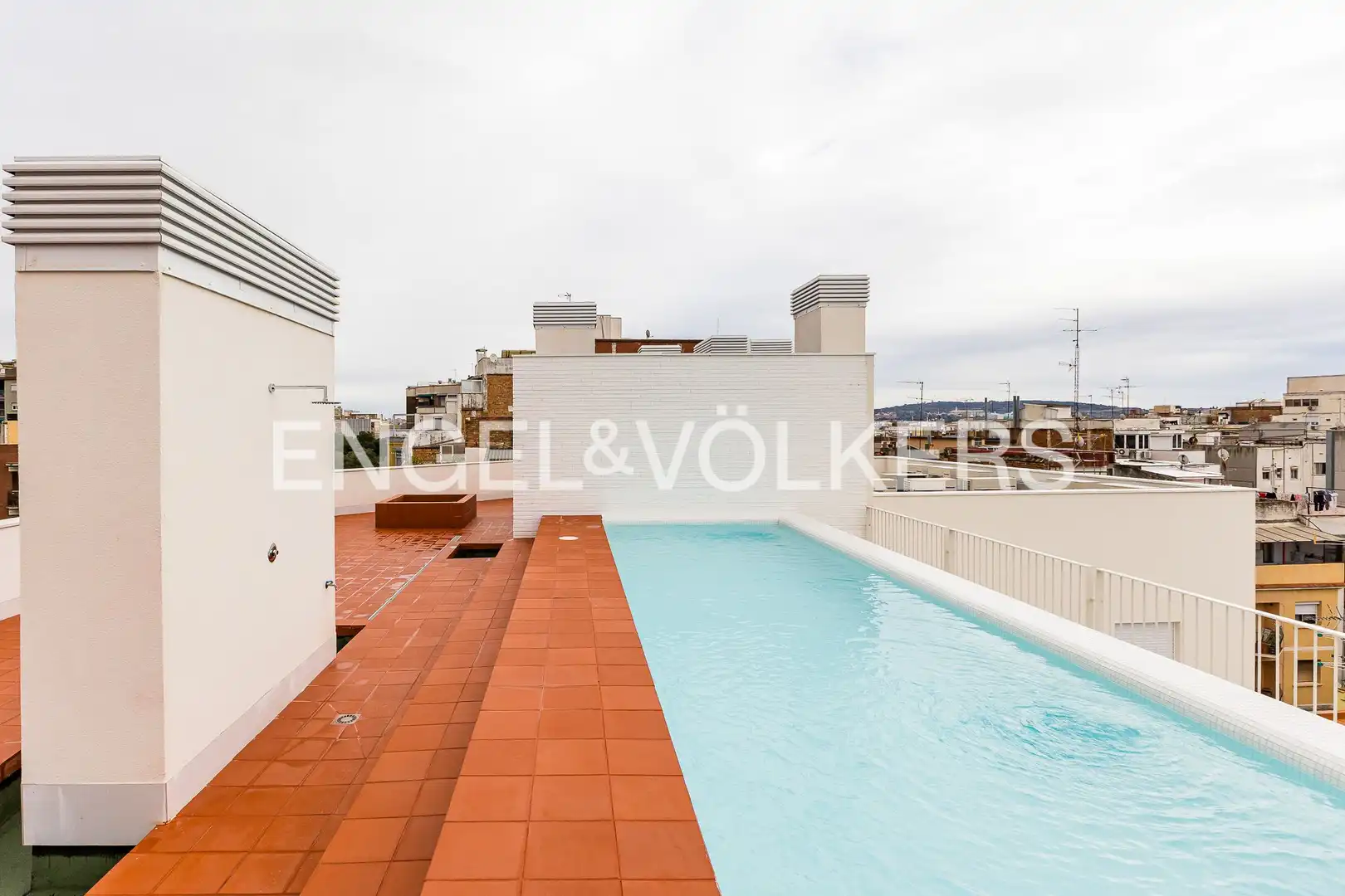 Schwimmbecken von Wohnung zum Verkauf in L'Hospitalet de Llobregat mit Klimaanlage, Heizung und Terrasse