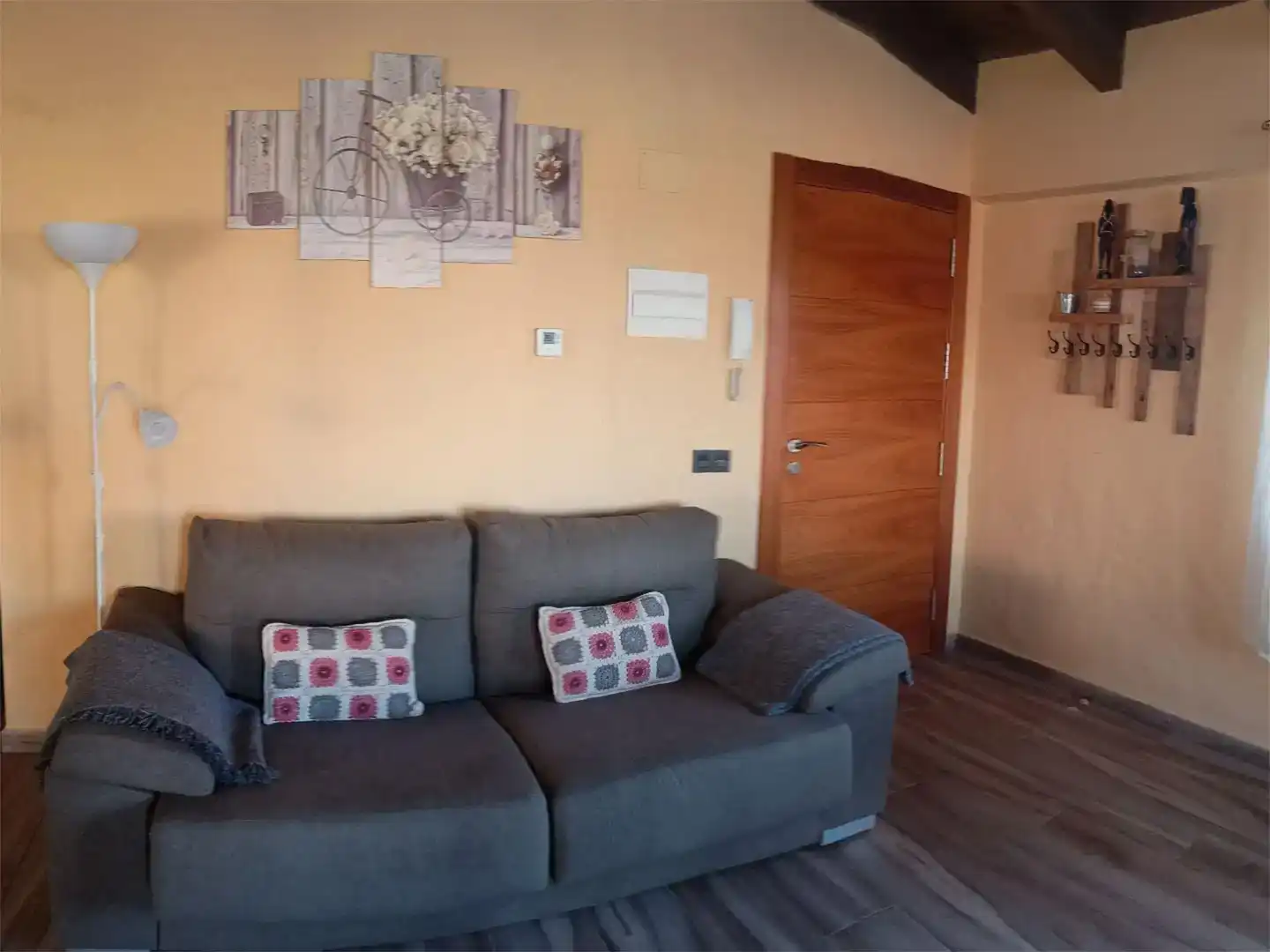 Sala d'estar de Àtic de lloguer en Calanda amb Aire condicionat i Moblat
