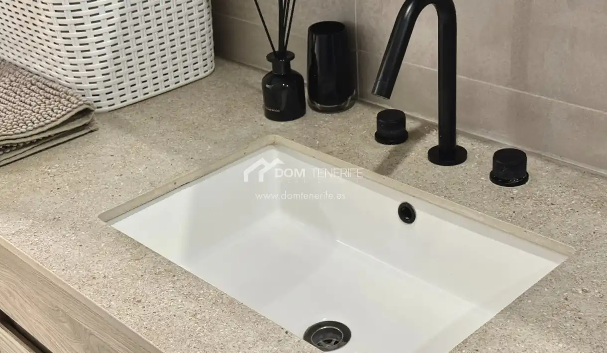 Baño de Piso en venta en Adeje con Terraza, Piscina y Amueblado