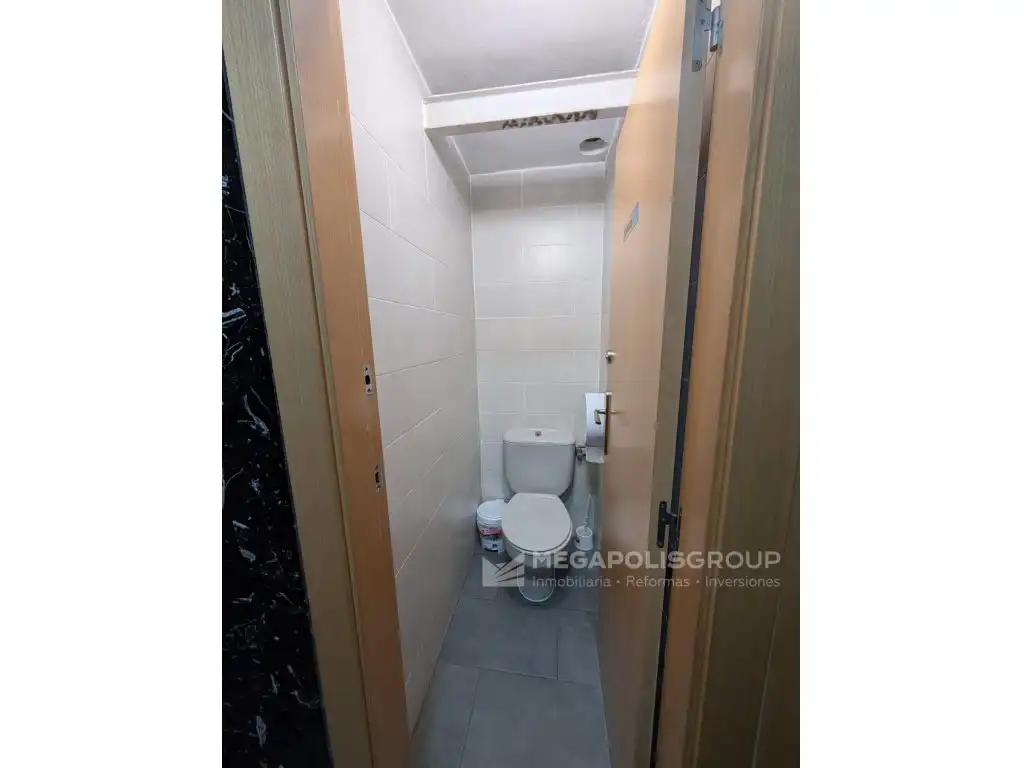 Baño de Local en venta en L'Hospitalet de Llobregat con Aire acondicionado