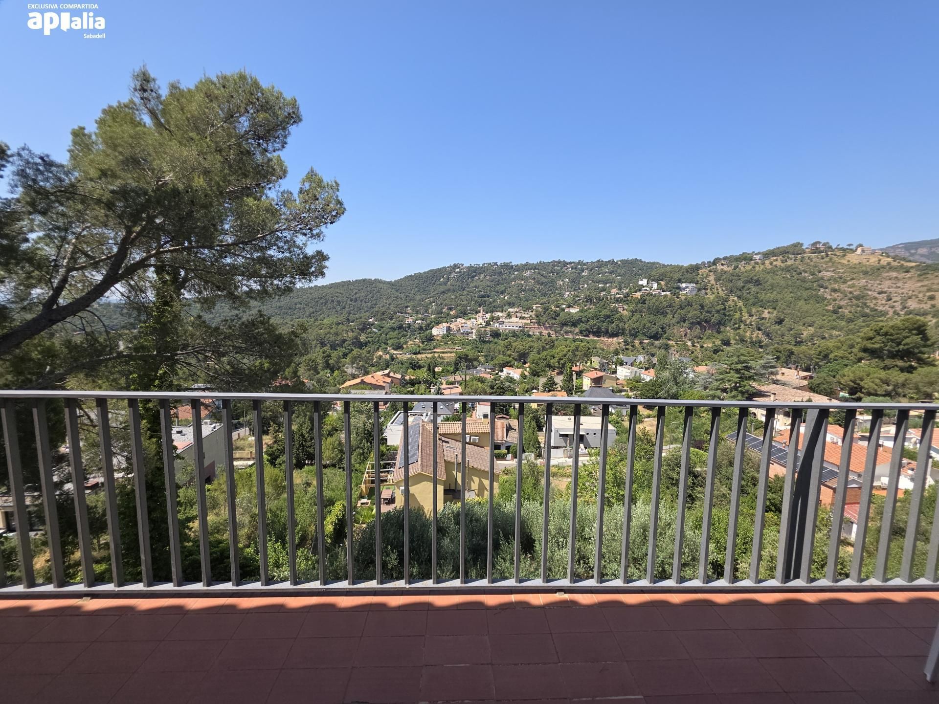 Vista exterior de Casa o xalet en venda en Castellar del Vallès amb Calefacció, Jardí privat i Terrassa