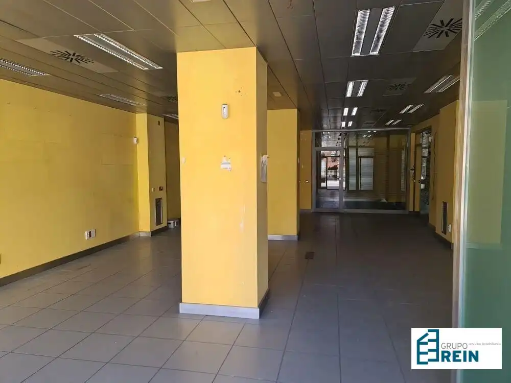 Local comercial en venda a Avenida del Doctor Mendiguchia Carriche 7, imagen 3