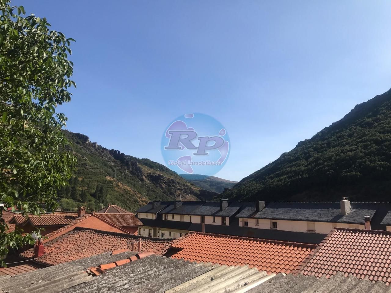 Vista exterior de Finca rústica en venda en La Pola de Gordón  amb Calefacció i Moblat