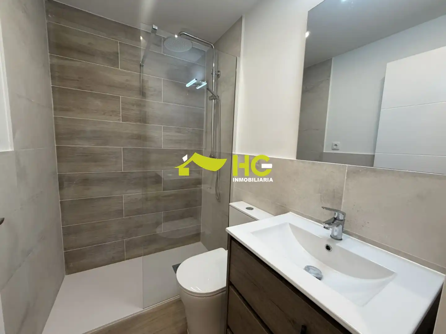 Baño de Apartamento de alquiler en Villaviciosa de Odón con Aire acondicionado, Calefacción y Parquet