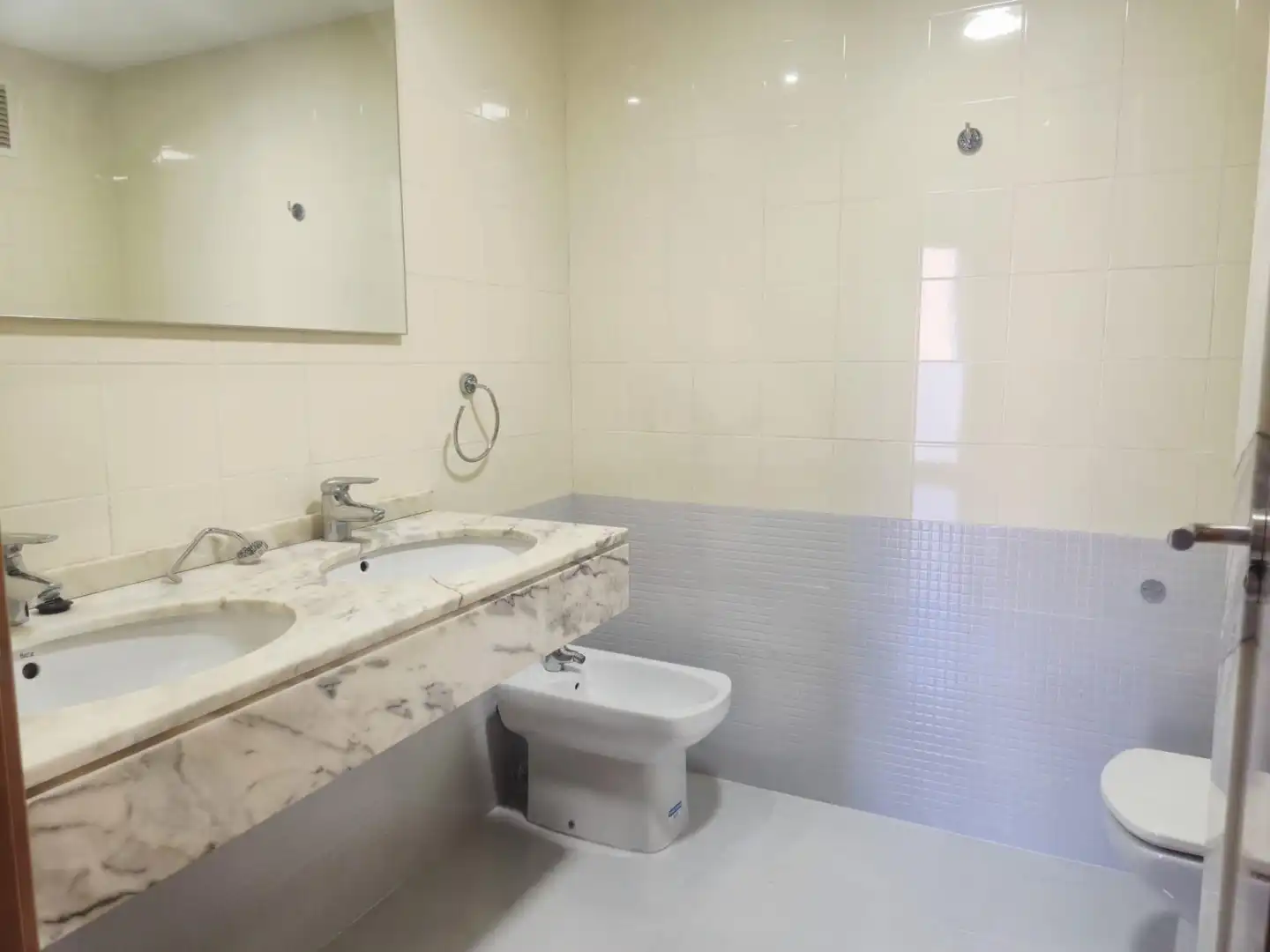Baño de Piso de alquiler en Aldaia con Aire acondicionado, Trastero y Piscina comunitaria