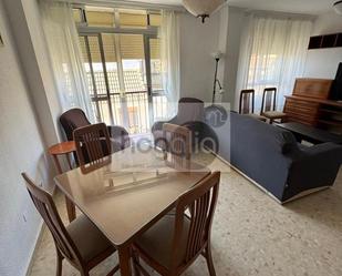Sala d'estar de Pis de lloguer en  Sevilla Capital amb Aire condicionat, Terrassa i Moblat