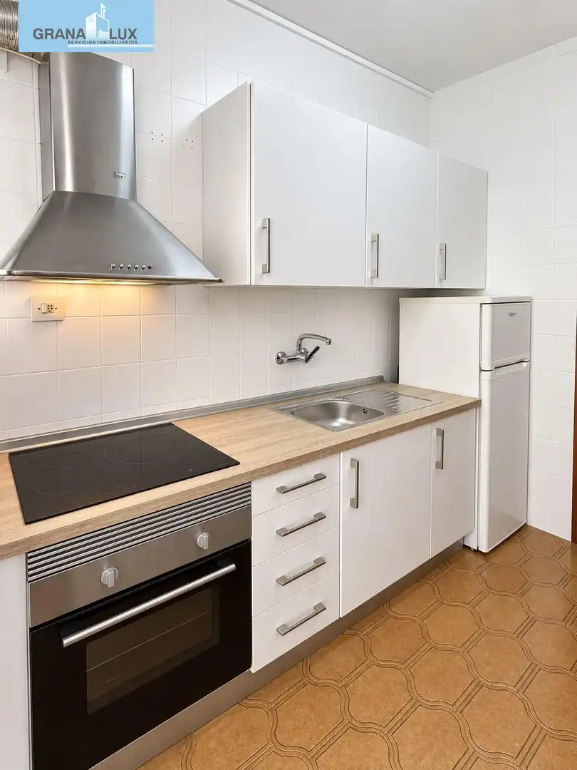 Cuina de Pis per a compartir en Granada amb Calefacció i Terrassa