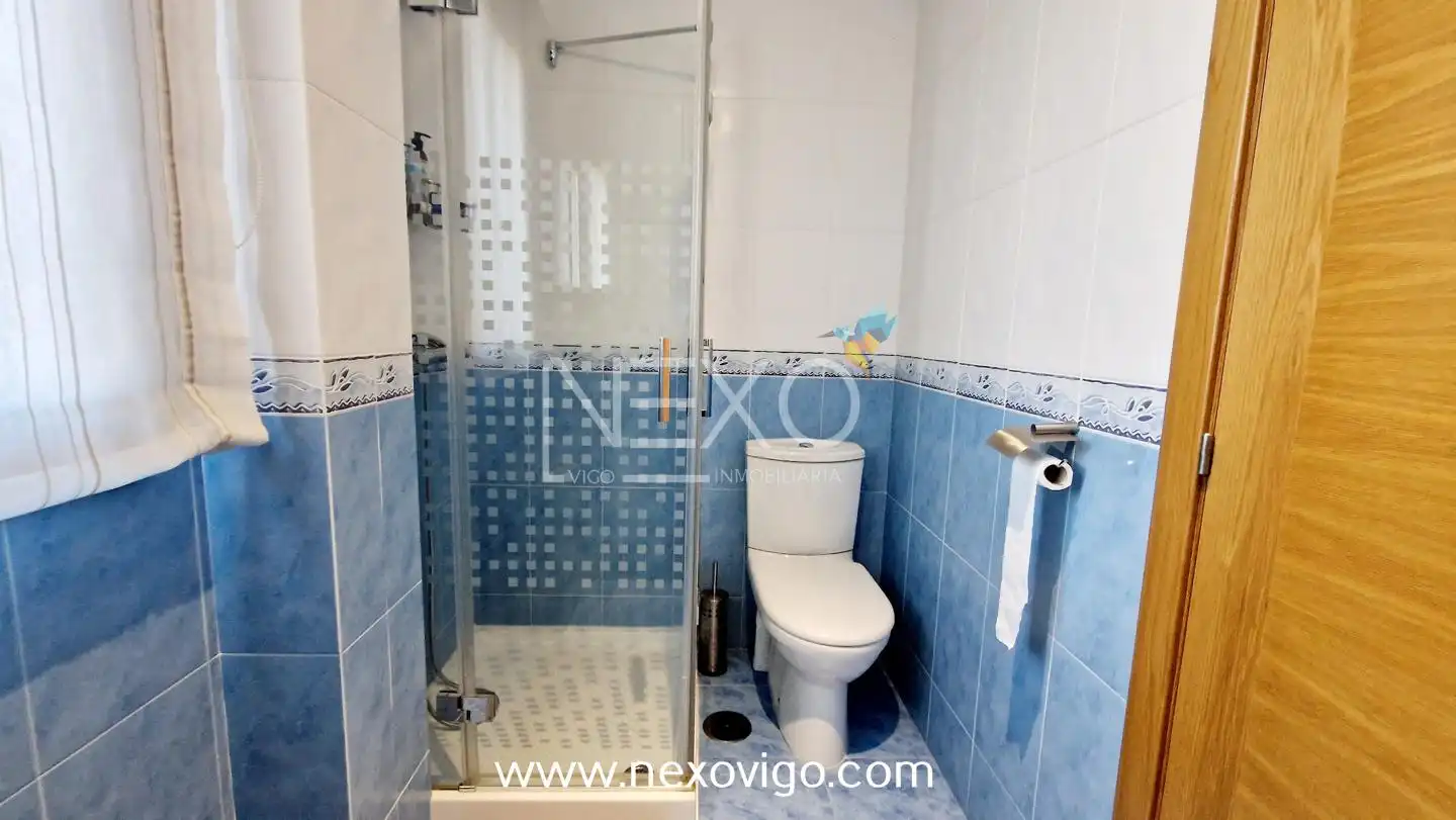 Baño de Casa adosada en venta en Cangas  con Calefacción, Trastero y Amueblado