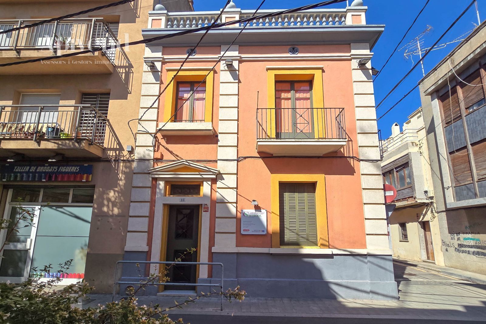 Vista exterior de Casa adosada en venda en Figueres amb Aire condicionat, Calefacció i Terrassa