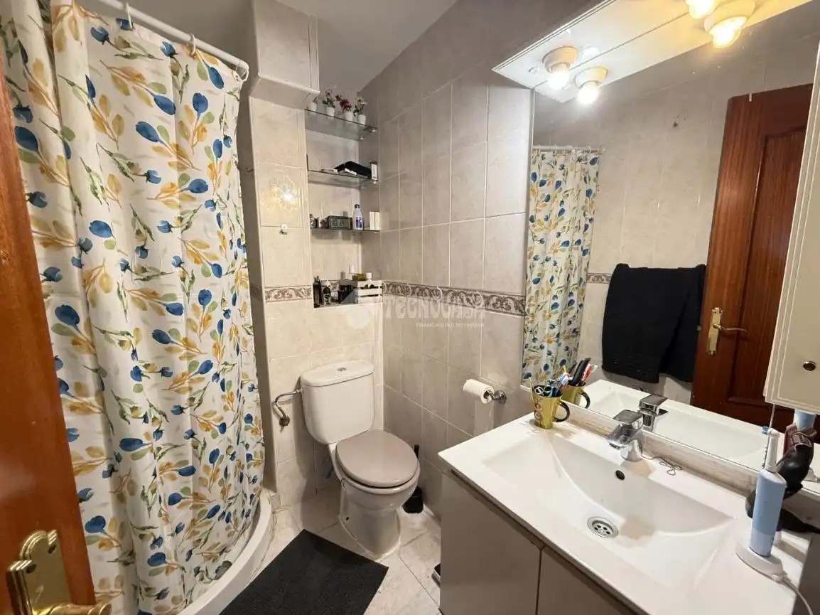 Bathroom of Flat for sale in Madrid  with Air Conditioner and Heating