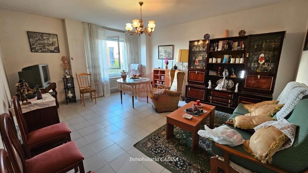 Sala d'estar de Pis en venda en Salamanca Capital amb Calefacció, Moblat i Balcó