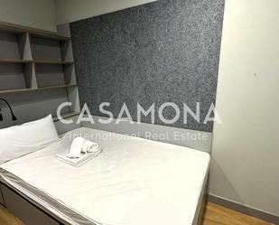 Dormitori de Apartament de lloguer en  Barcelona Capital amb Aire condicionat i Piscina