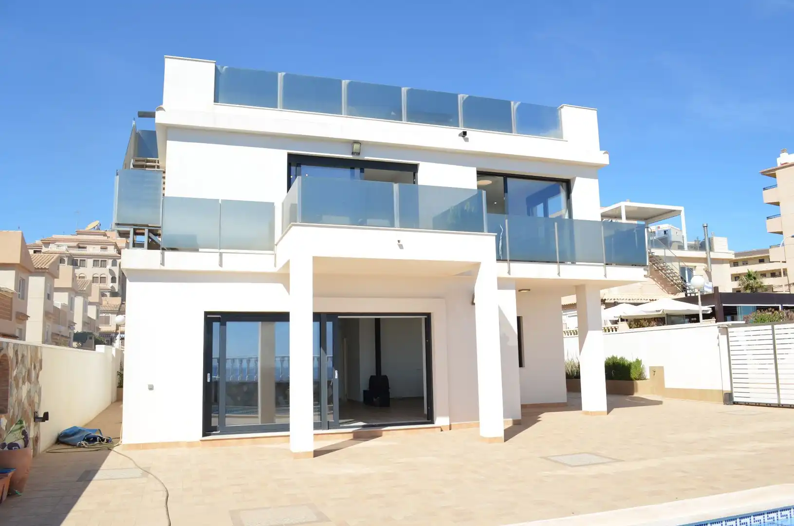 Vista exterior de Casa o xalet en venda en Torrevieja amb Aire condicionat, Calefacció i Jardí privat