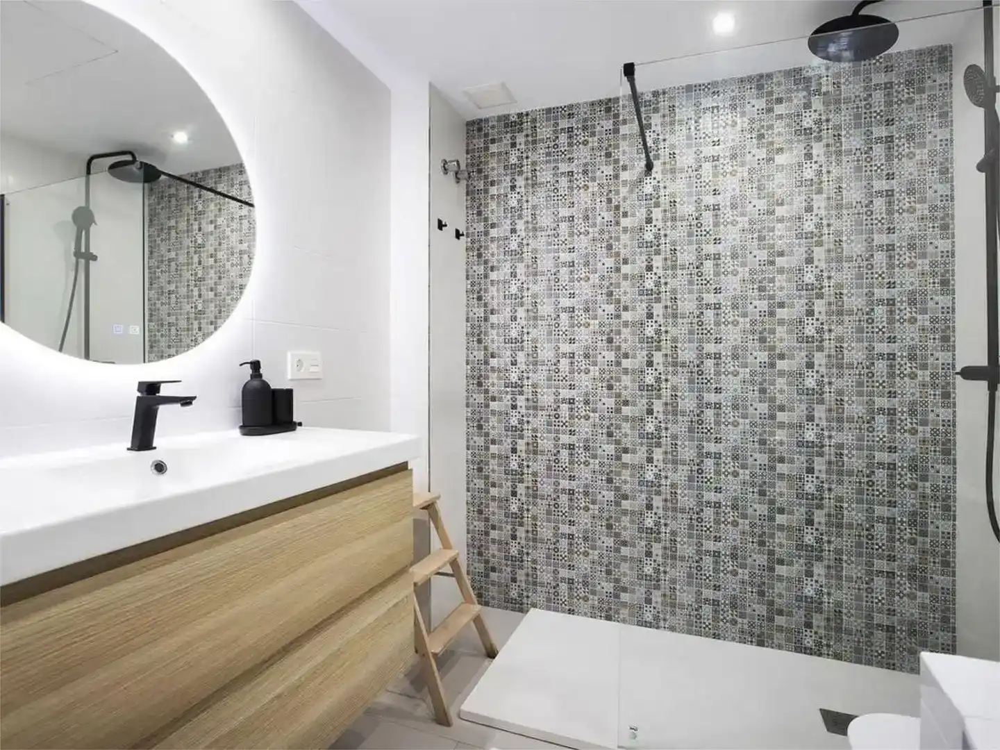 Bathroom of Study for rent in Torremolinos  with Air Conditioner, Swimming Pool and Balcony