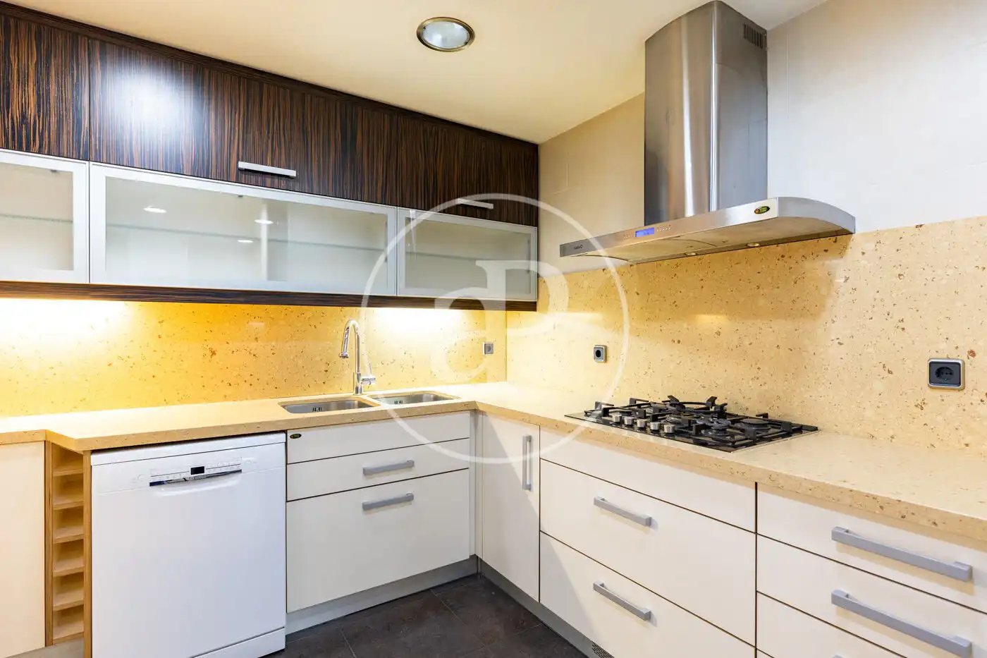 Cocina de Piso de alquiler en Barcelona con Calefacción, Jardín privado y Balcón