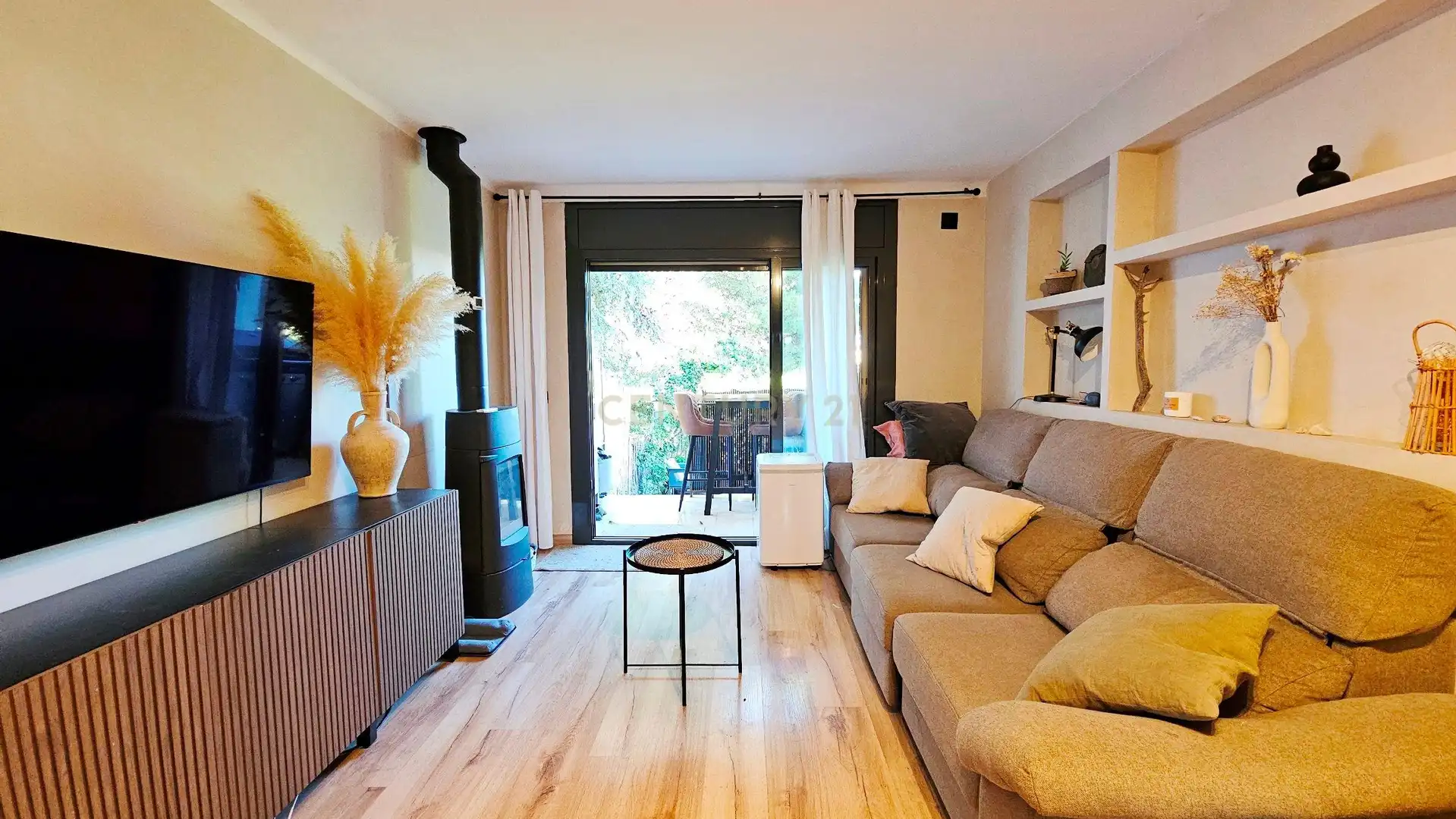 Wohnzimmer von Einfamilien-Reihenhaus zum Verkauf in Llançà mit Privatgarten, Ofen und Waschmaschine