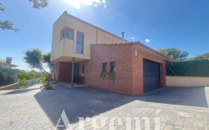 Vista exterior de Casa o xalet en venda en Caldes de Montbui amb Aire condicionat, Terrassa i Piscina