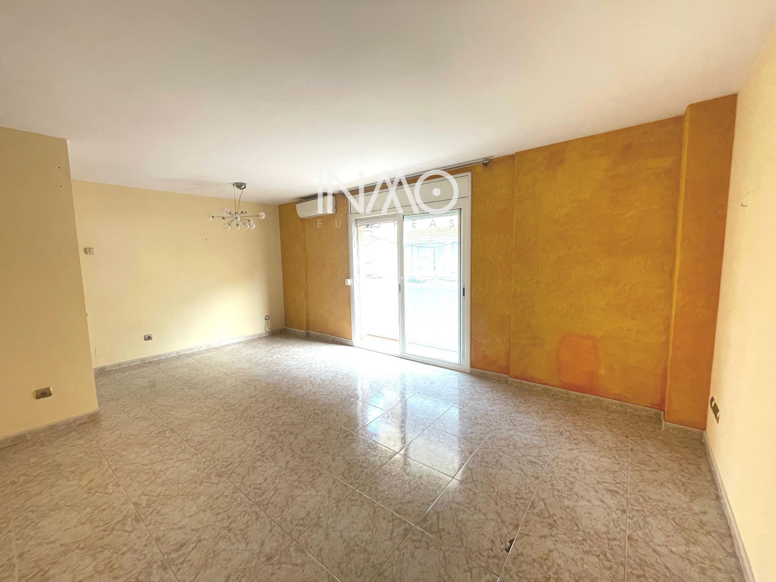 Sala d'estar de Pis en venda en Rubí amb Aire condicionat i Terrassa