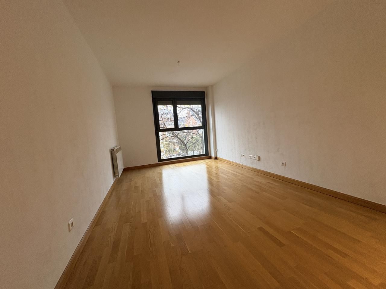 Bedroom of Flat to rent in  Madrid Capital  with Air Conditioner, Storage room and Swimming Pool