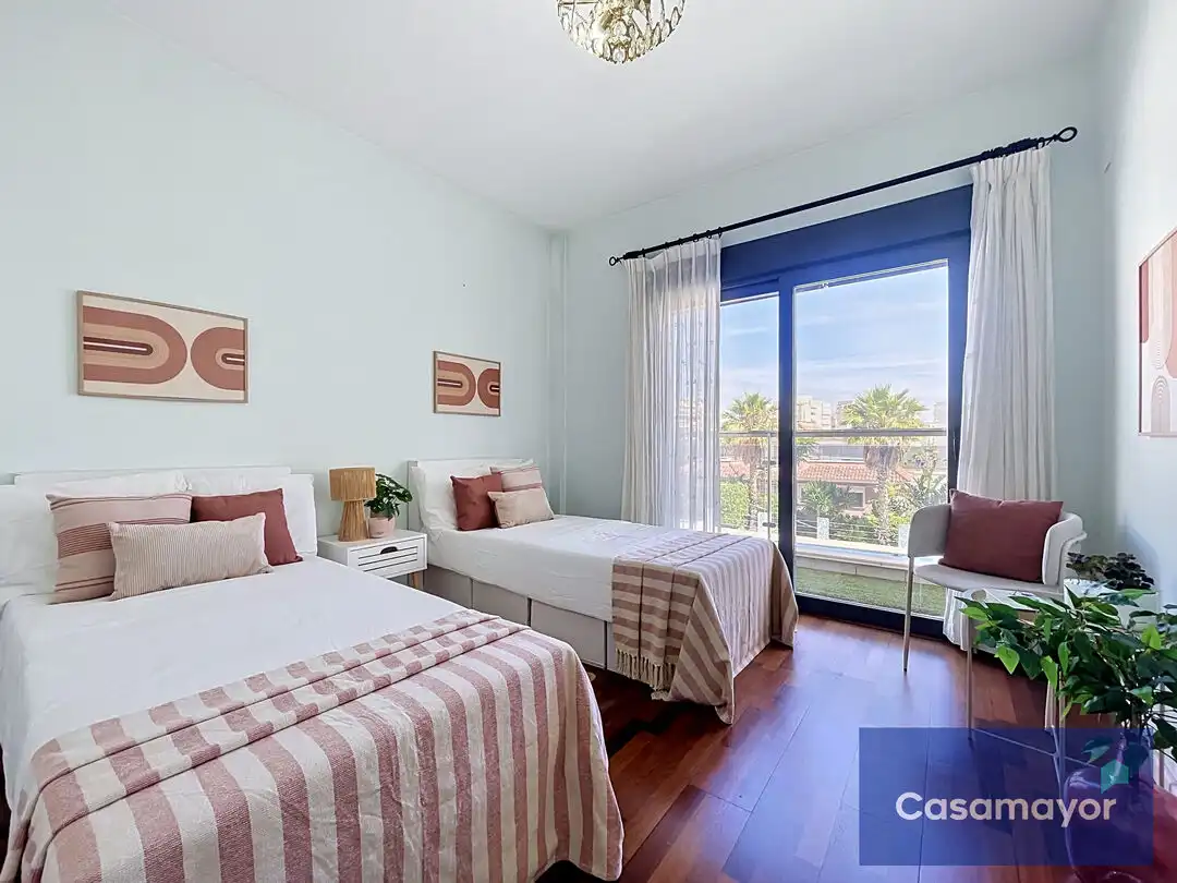 Dormitori de Casa o xalet en venda en Alicante / Alacant amb Aire condicionat, Calefacció i Jardí privat