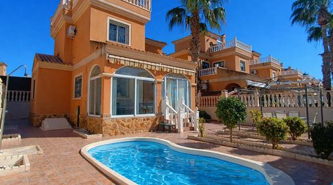 Fantástica villa independiente de 3 dormitorios y 2 baños, orientada al oeste y piscina privada climatizada, Lo Crispin! Situada e