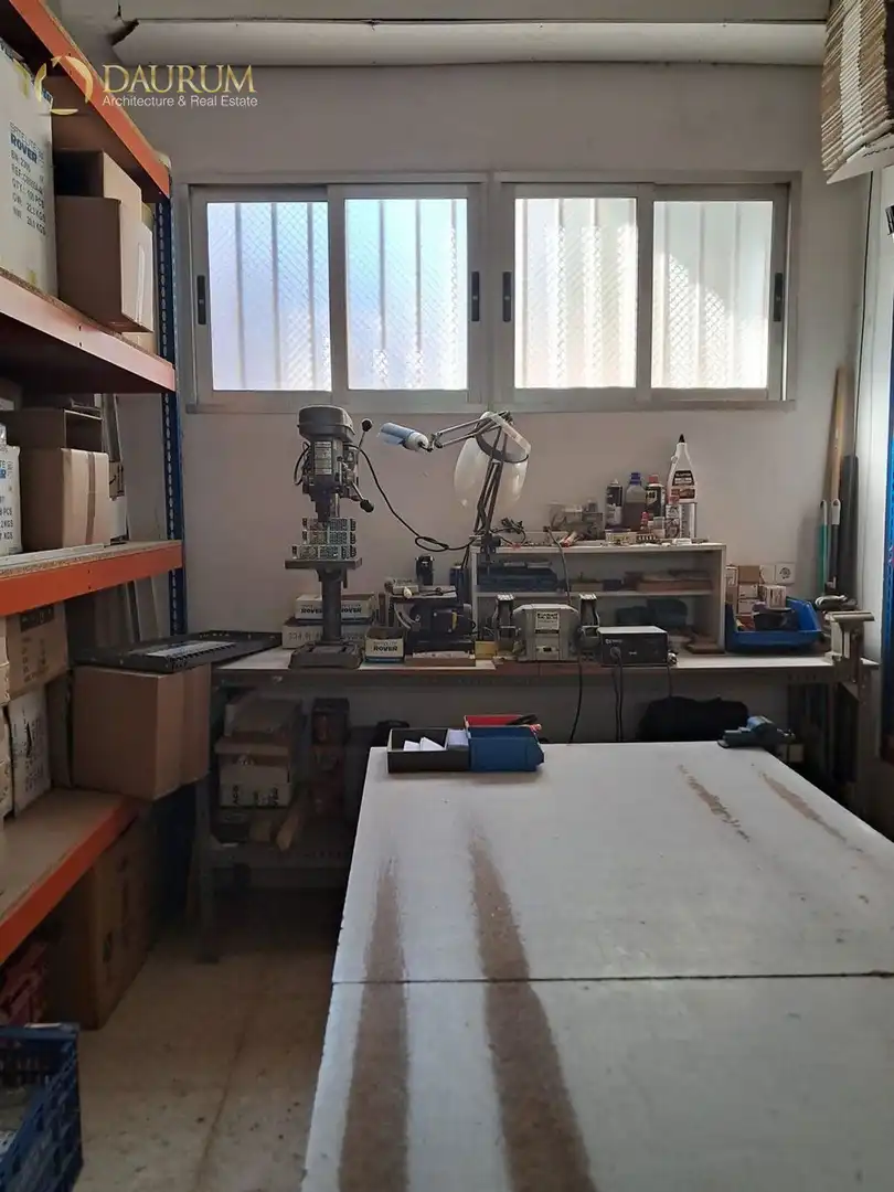 Außenansicht von Fabrikhallen zum Verkauf in Valencia