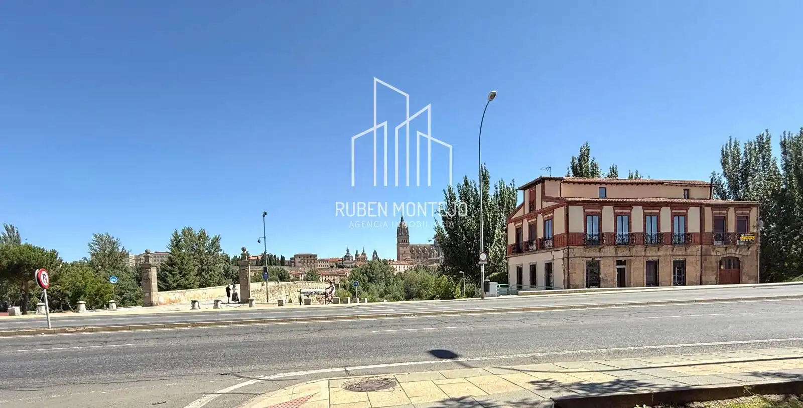 Außenansicht von Einfamilien-Reihenhaus zur Miete in Salamanca mit Heizung, Terrasse und Abstellraum
