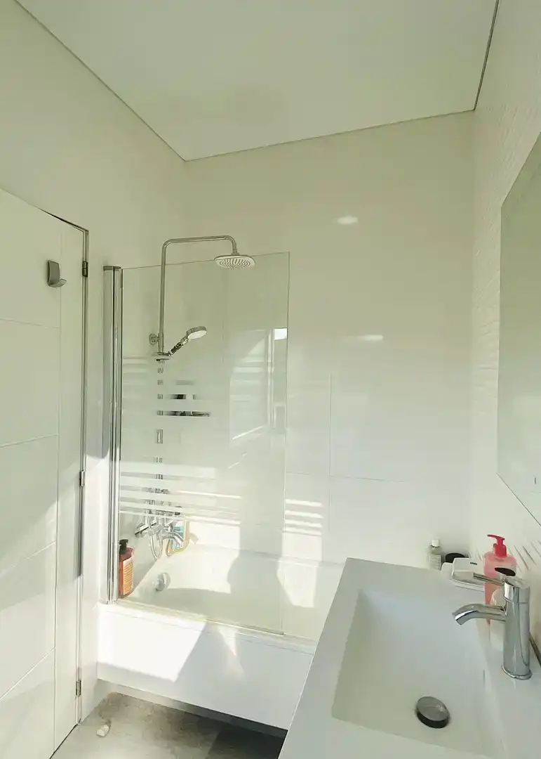 Badezimmer von Wohnung zum Verkauf in Entrambasaguas mit Balkon