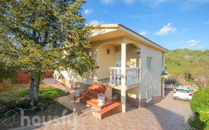 Vista exterior de Casa o xalet en venda en Esparreguera amb Calefacció, Jardí privat i Terrassa