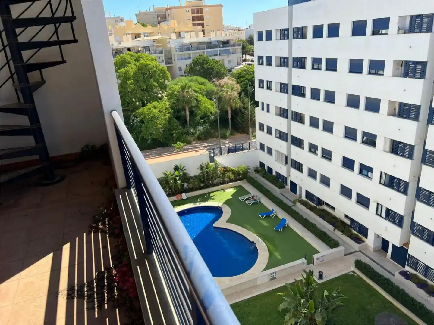 Schwimmbecken von Wohnung zur Miete in Estepona mit Klimaanlage, Abstellraum und Schwimmbad