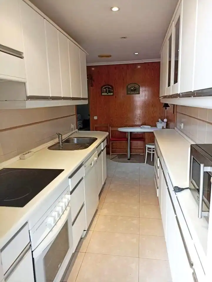 Cocina de Piso para compartir en Madrid con Calefacción, Parquet y Amueblado