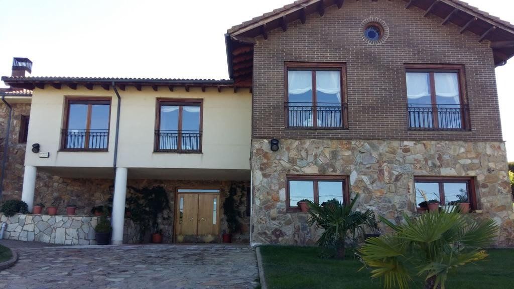 Vista exterior de Casa o chalet en venta en Santovenia de la Valdoncina con Calefacción, Jardín privado y Terraza