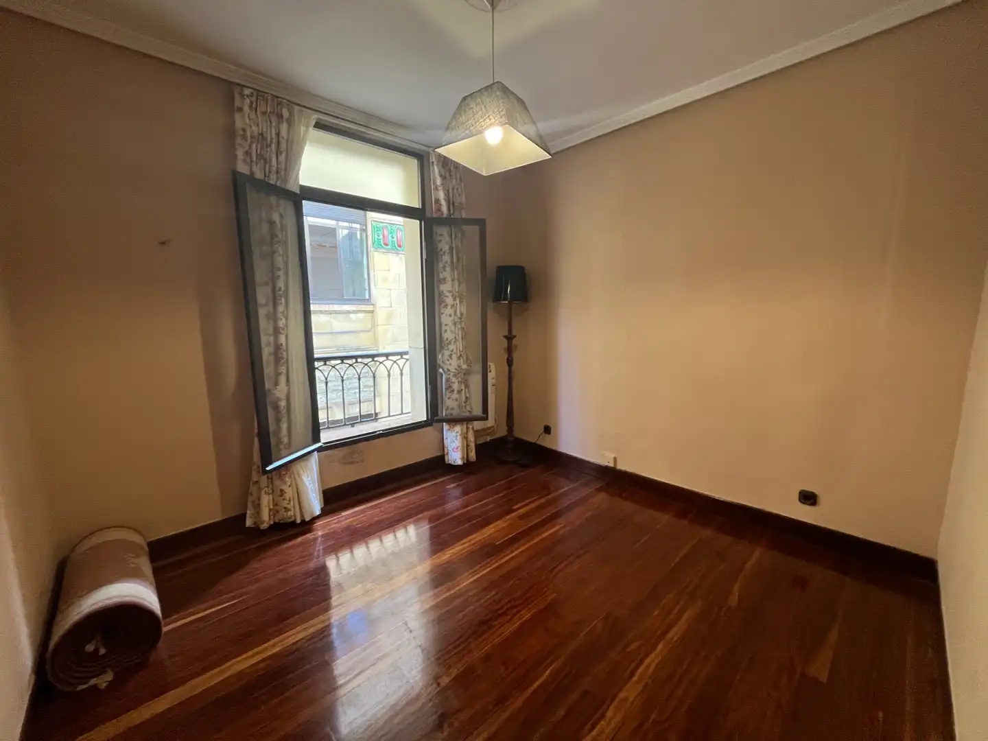 Dormitori de Pis en venda en Donostia - San Sebastián  amb Calefacció, Parquet i Forn