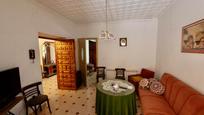 Sala d'estar de Casa o xalet en venda en Almendros amb Calefacció, Terrassa i Traster