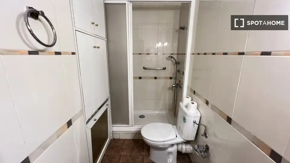 Bathroom of Flat for rent in Madrid  with Air Conditioner, Heating and Furnished