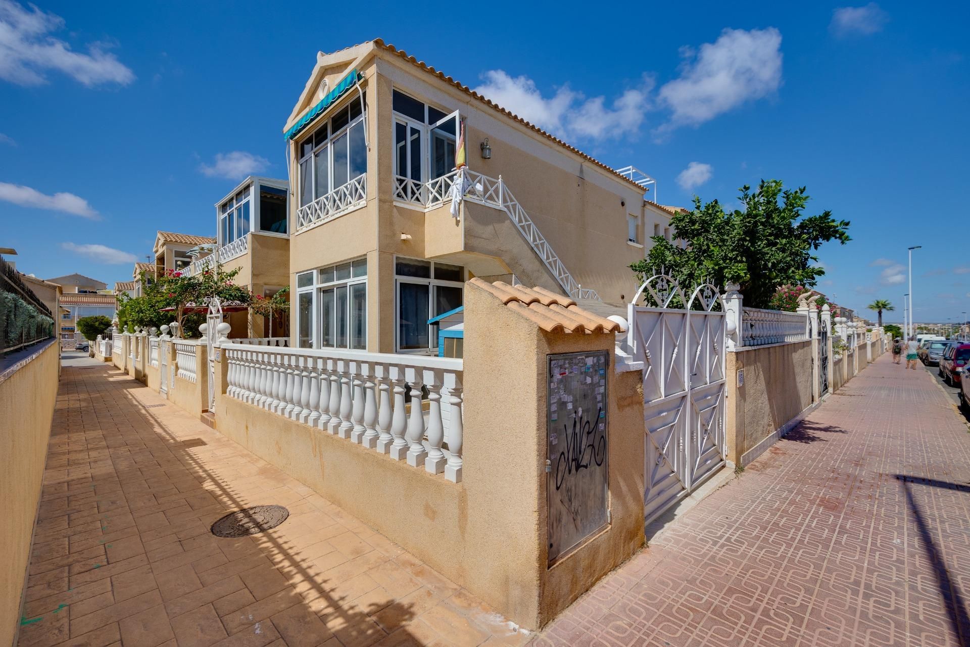 Vista exterior de Casa o xalet en venda en Torrevieja amb Aire condicionat, Jardí privat i Terrassa