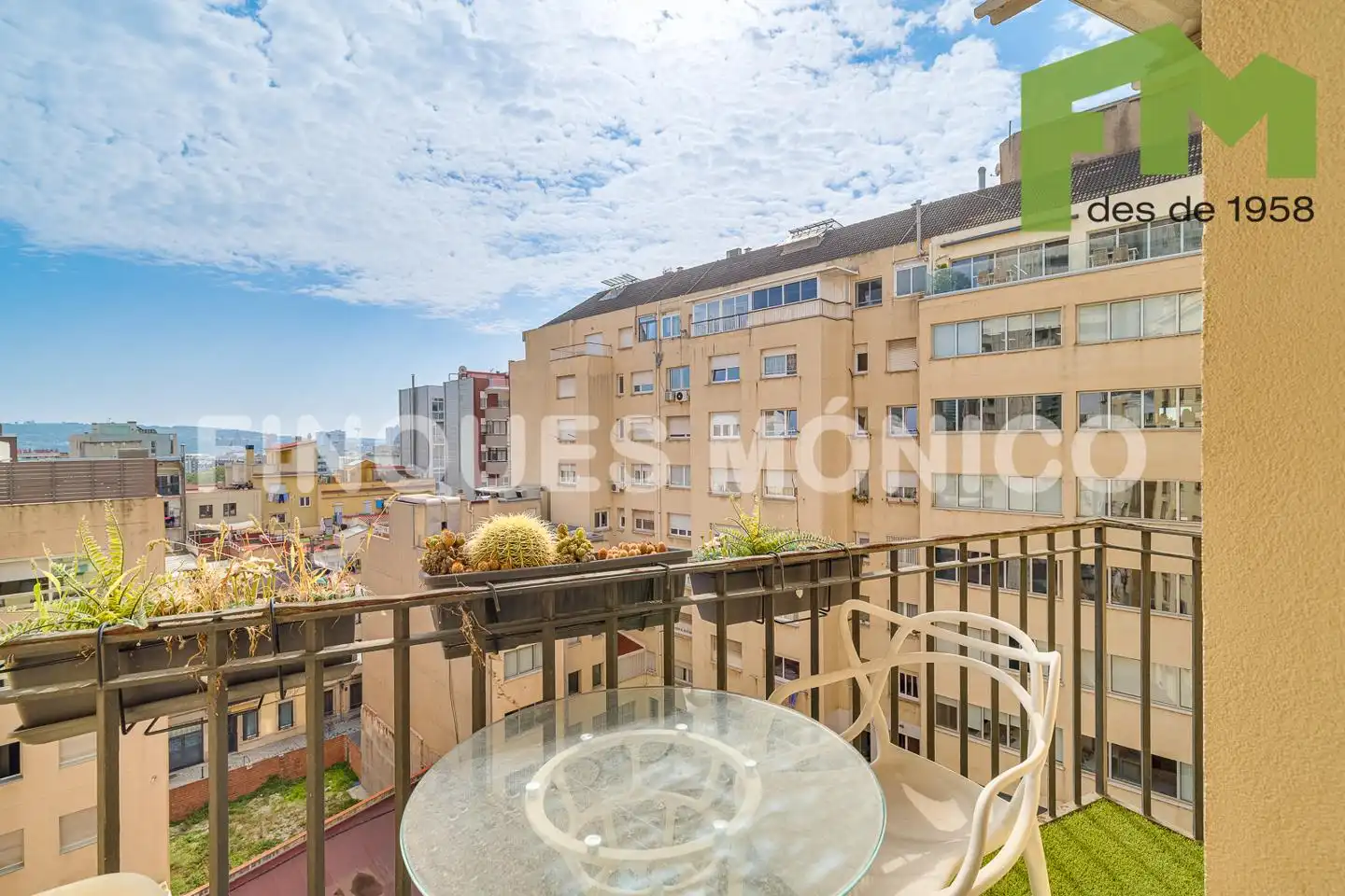 Vista exterior de Pis en venda en Barcelona amb Aire condicionat, Calefacció i Balcó
