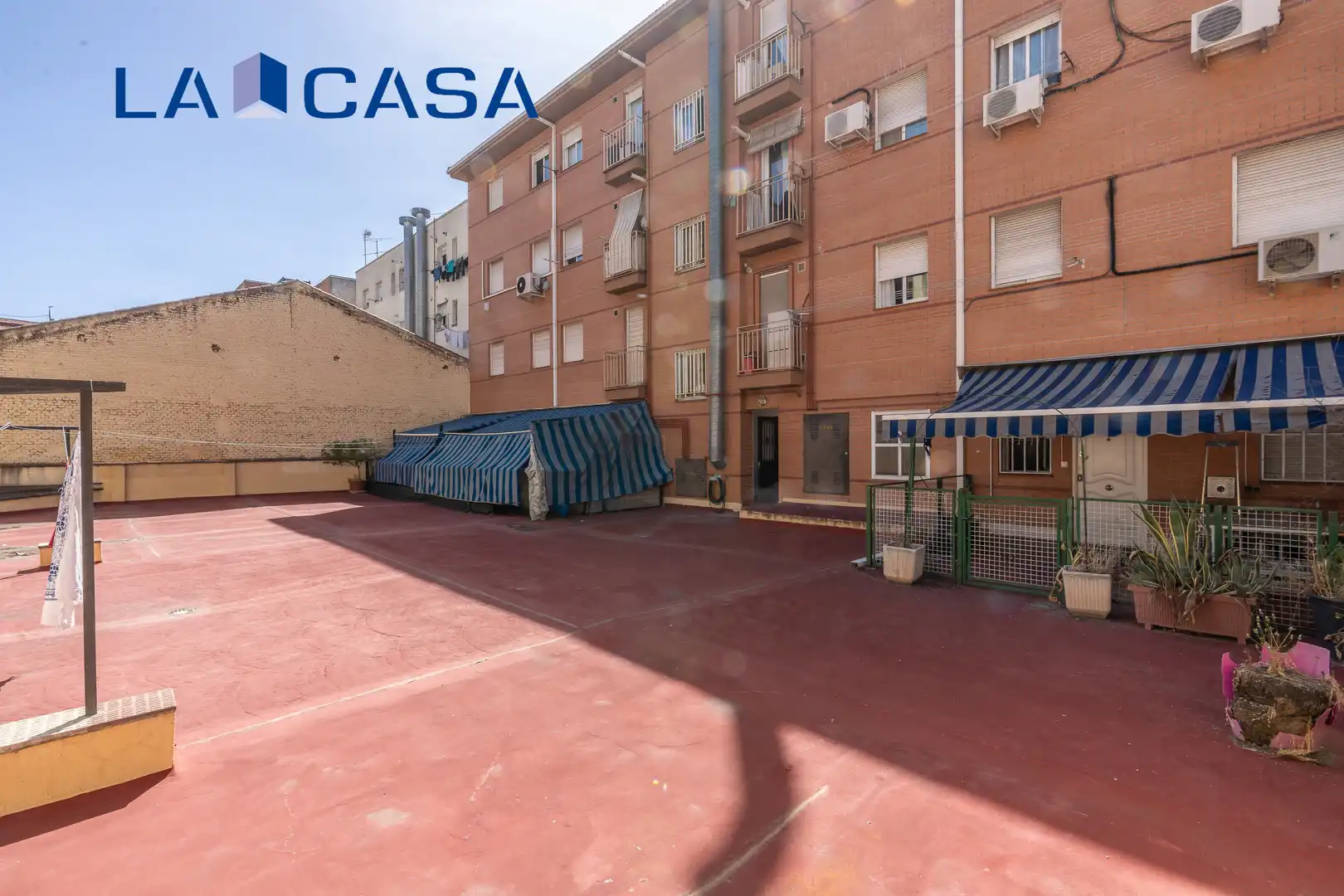 Vista exterior de Piso en venta en Madrid con Calefacción y Balcón