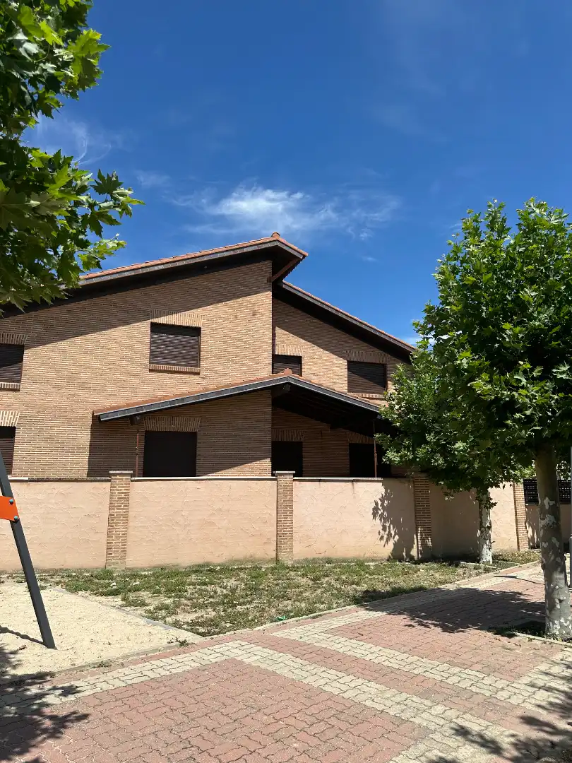 Vista exterior de Casa adosada en venda en Traspinedo amb Calefacció i Terrassa