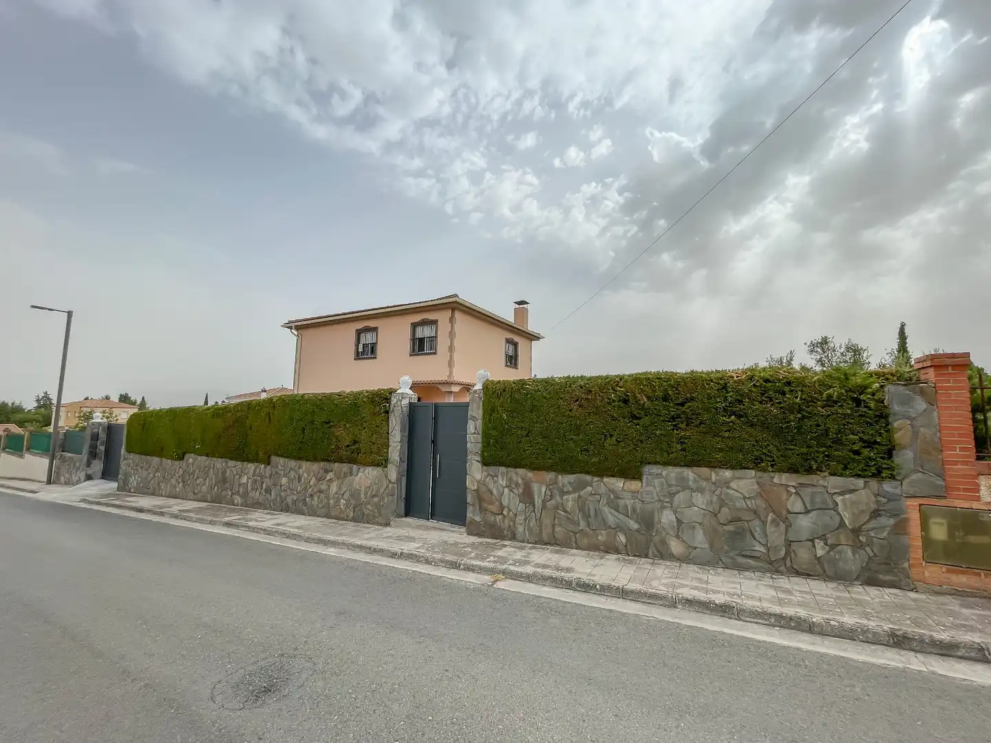 Vista exterior de Casa o xalet en venda en Villa de Otura amb Jardí privat, Terrassa i Piscina