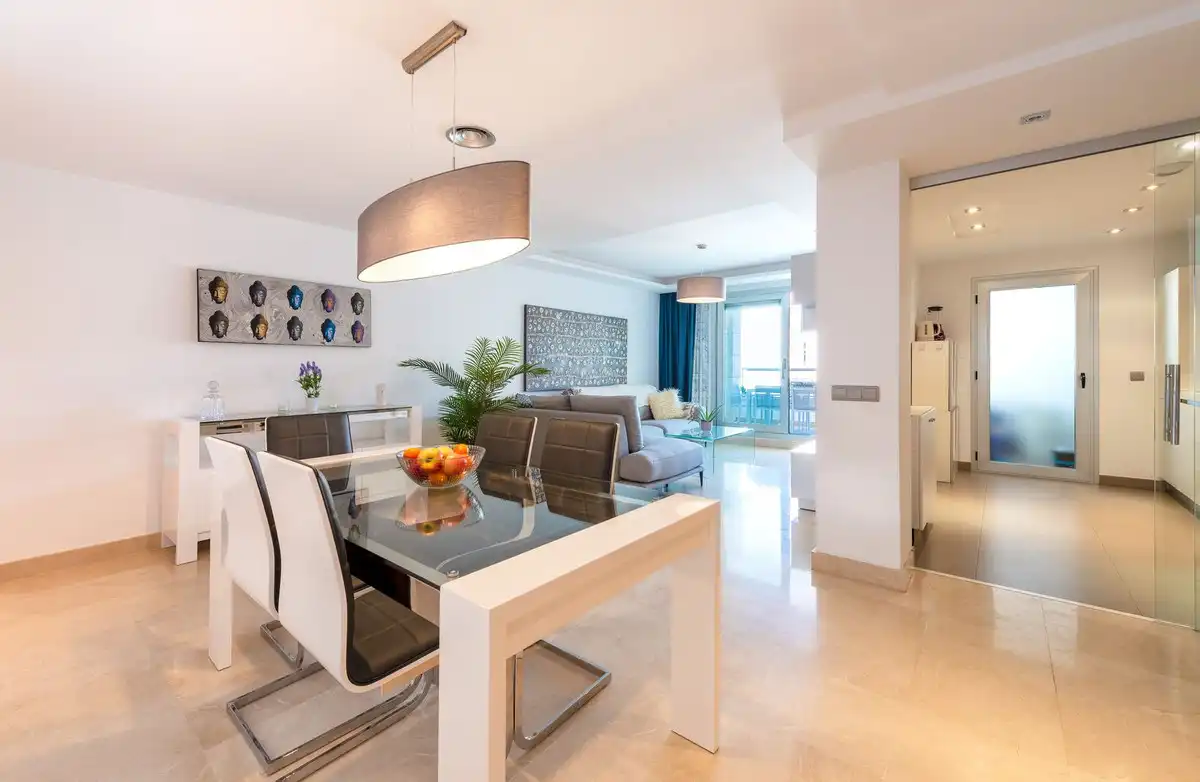 Sala d'estar de Apartament en venda en Marbella amb Aire condicionat, Terrassa i Piscina comunitària