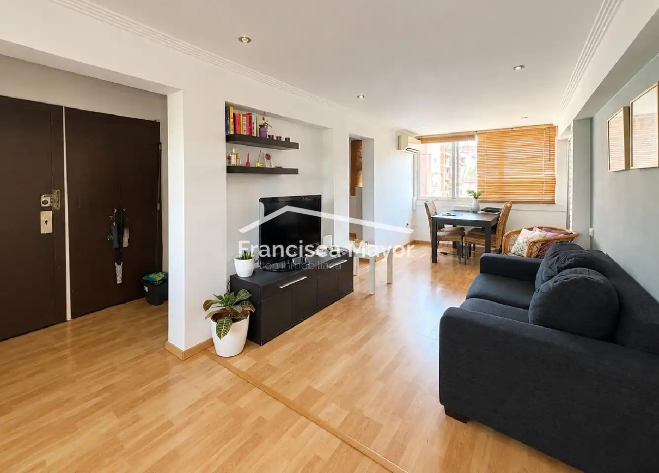 Exterior view of Flat for sale in Valencia  with Air Conditioner and Furnished