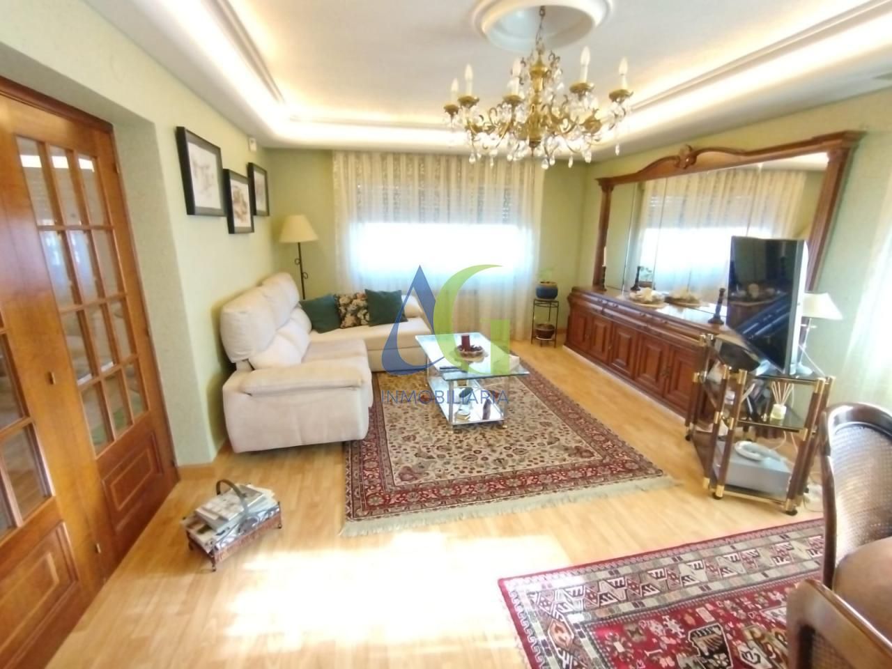 Sala d'estar de Casa o xalet en venda en Valverde de la Virgen amb Calefacció, Jardí privat i Parquet